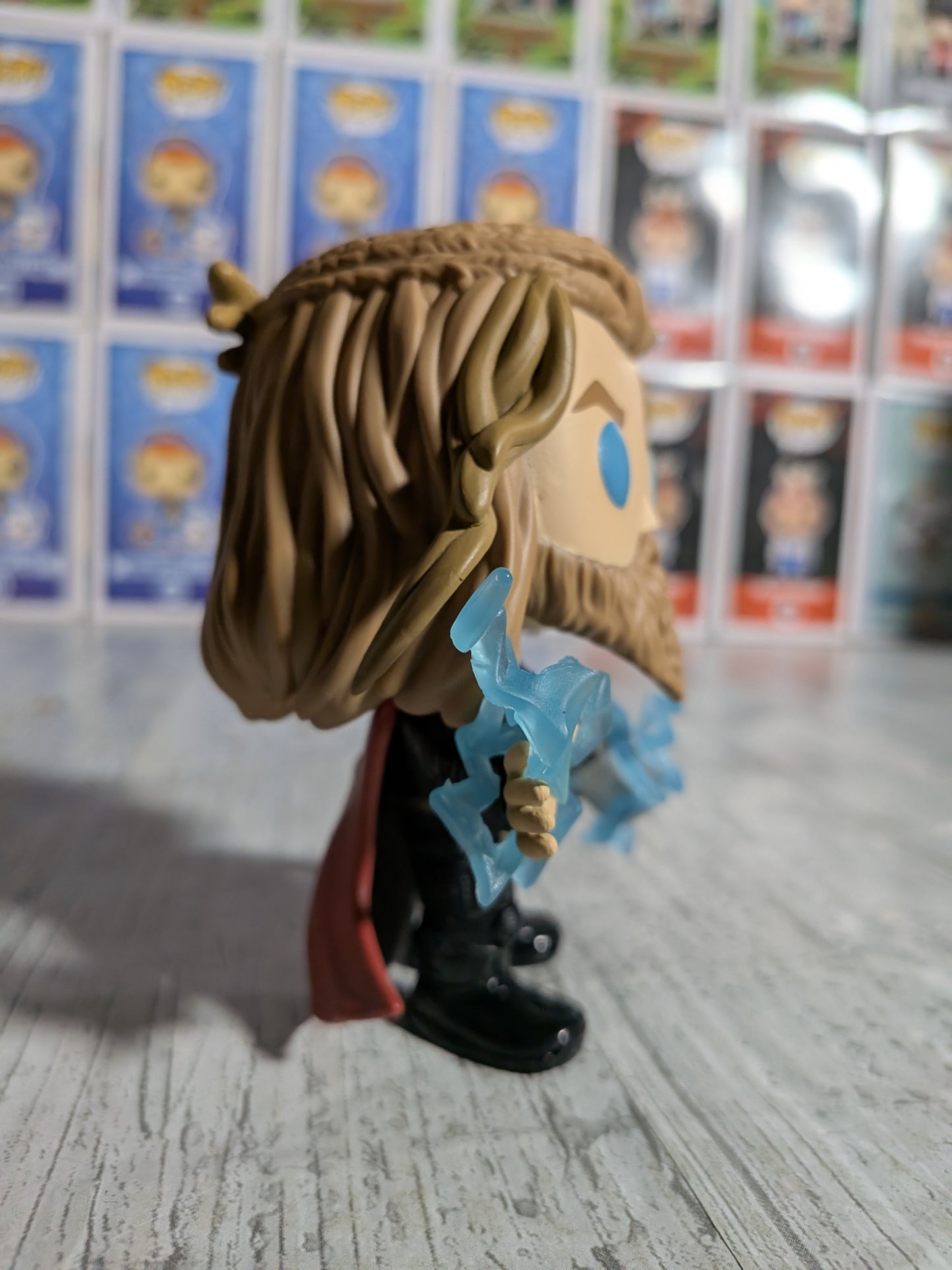 Funko Pop Marvel Studios Avengers Endgame #1117 – Thor (CCE/Glow/Geöffnet/Beschädigtes Plastik)
