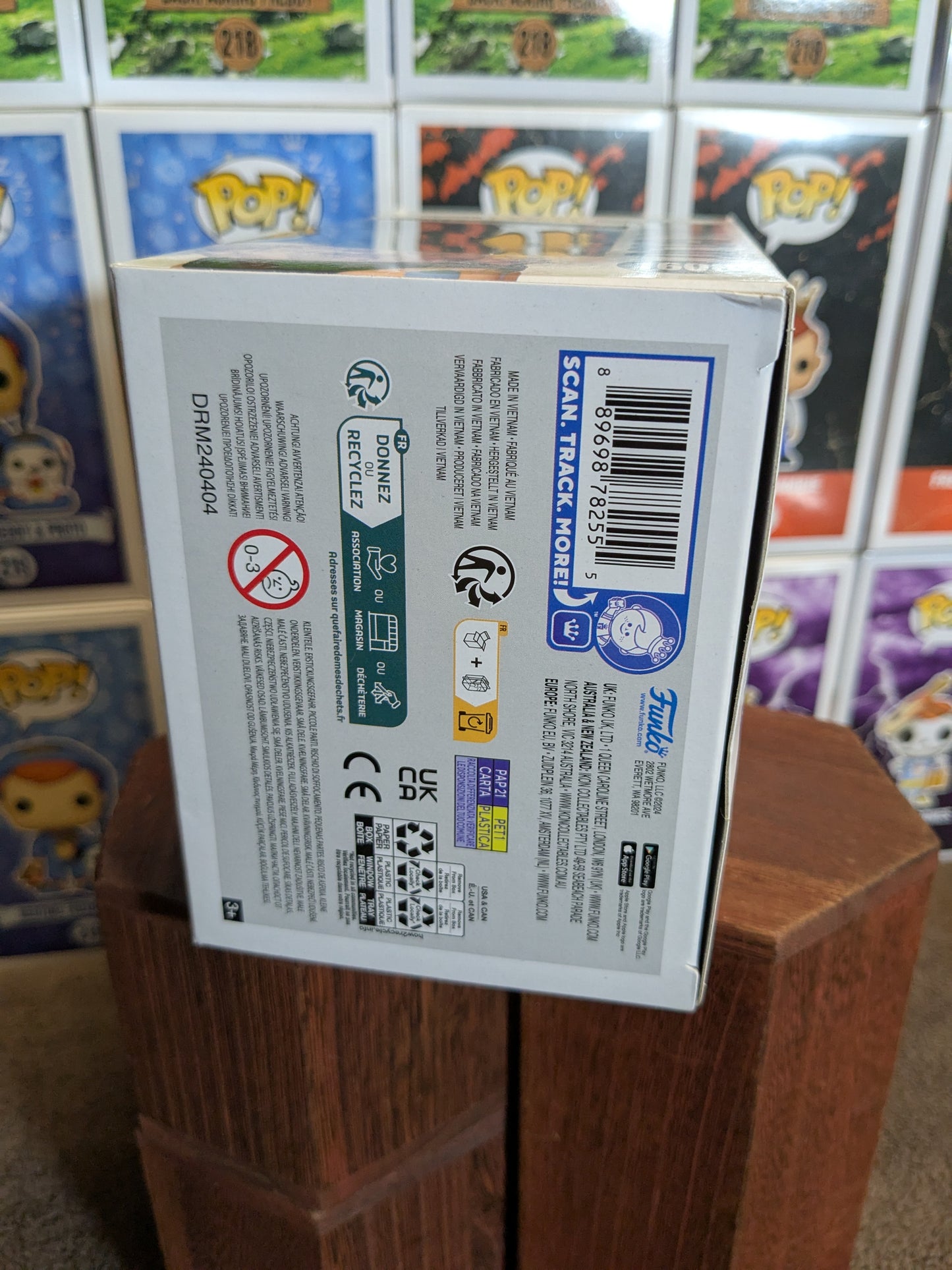 Funko pop 1608 : Satoru Gojo with Jogo's Head (SC2024)(Damaged Box/ Opened)