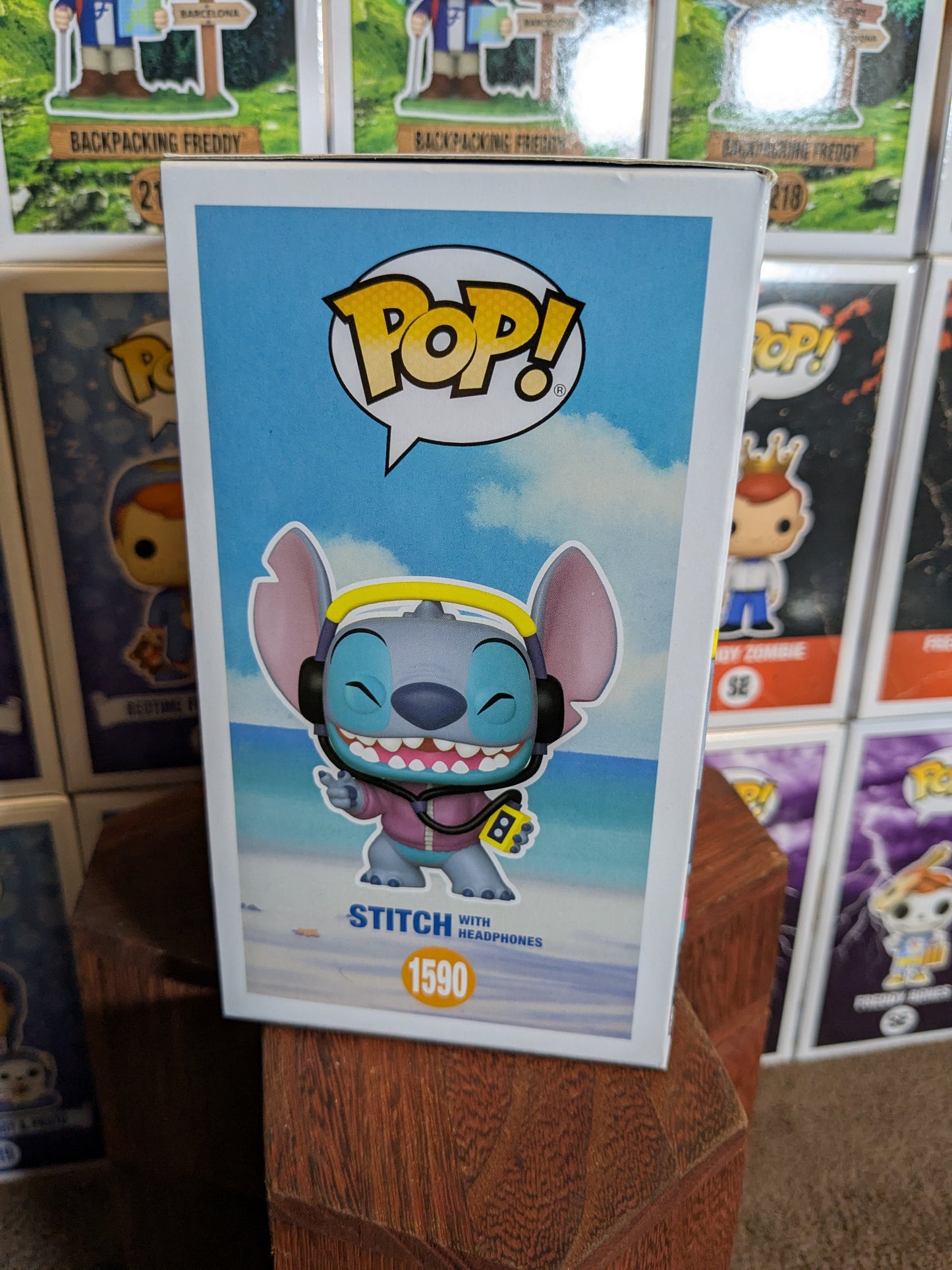 Funko pop 1590 : Stitch with Headphones (Supreme/9500PCS)