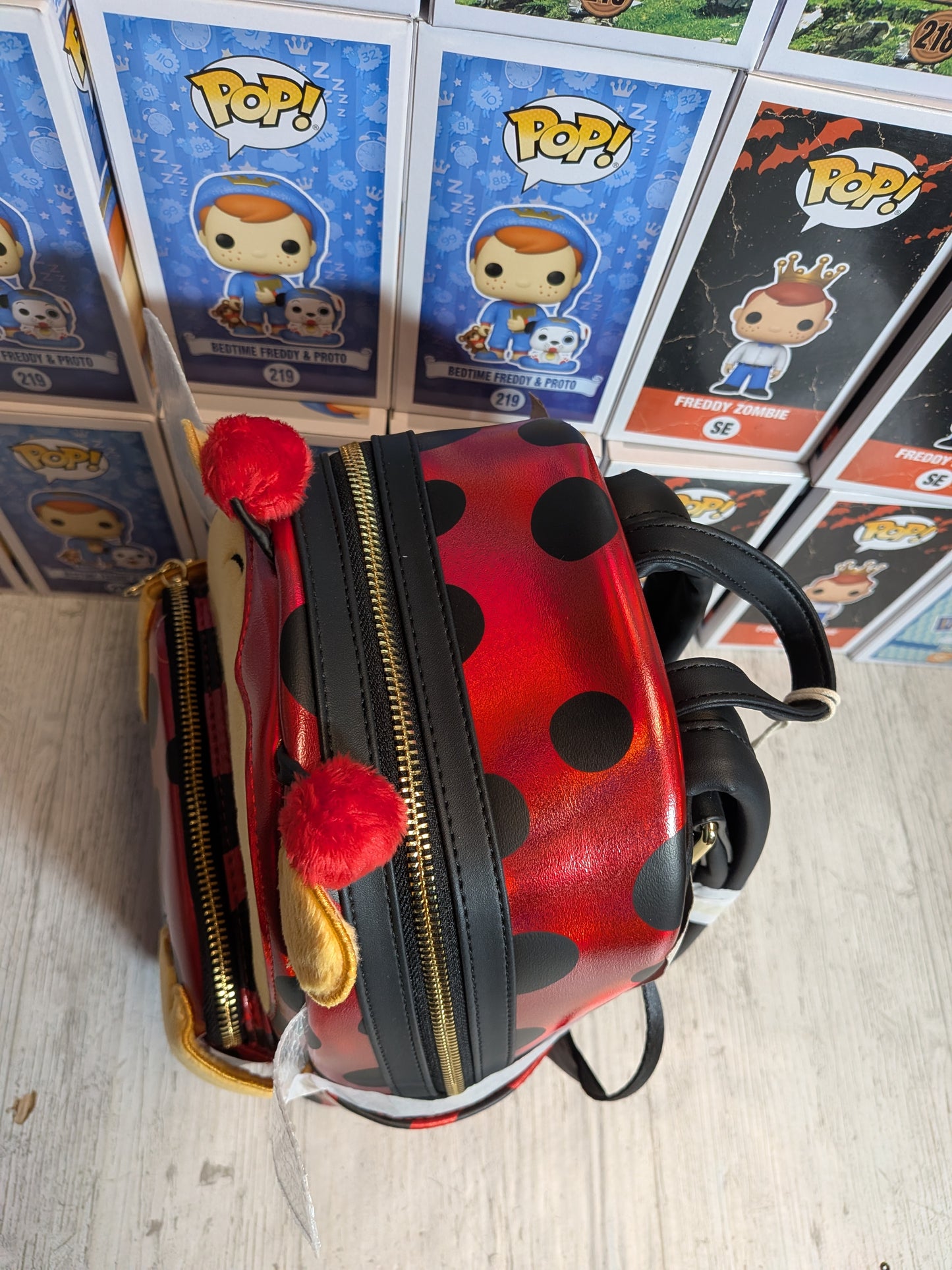 Loungefly Disney - Ladybug Pooh Cosplay Mini-Rucksack 🐞