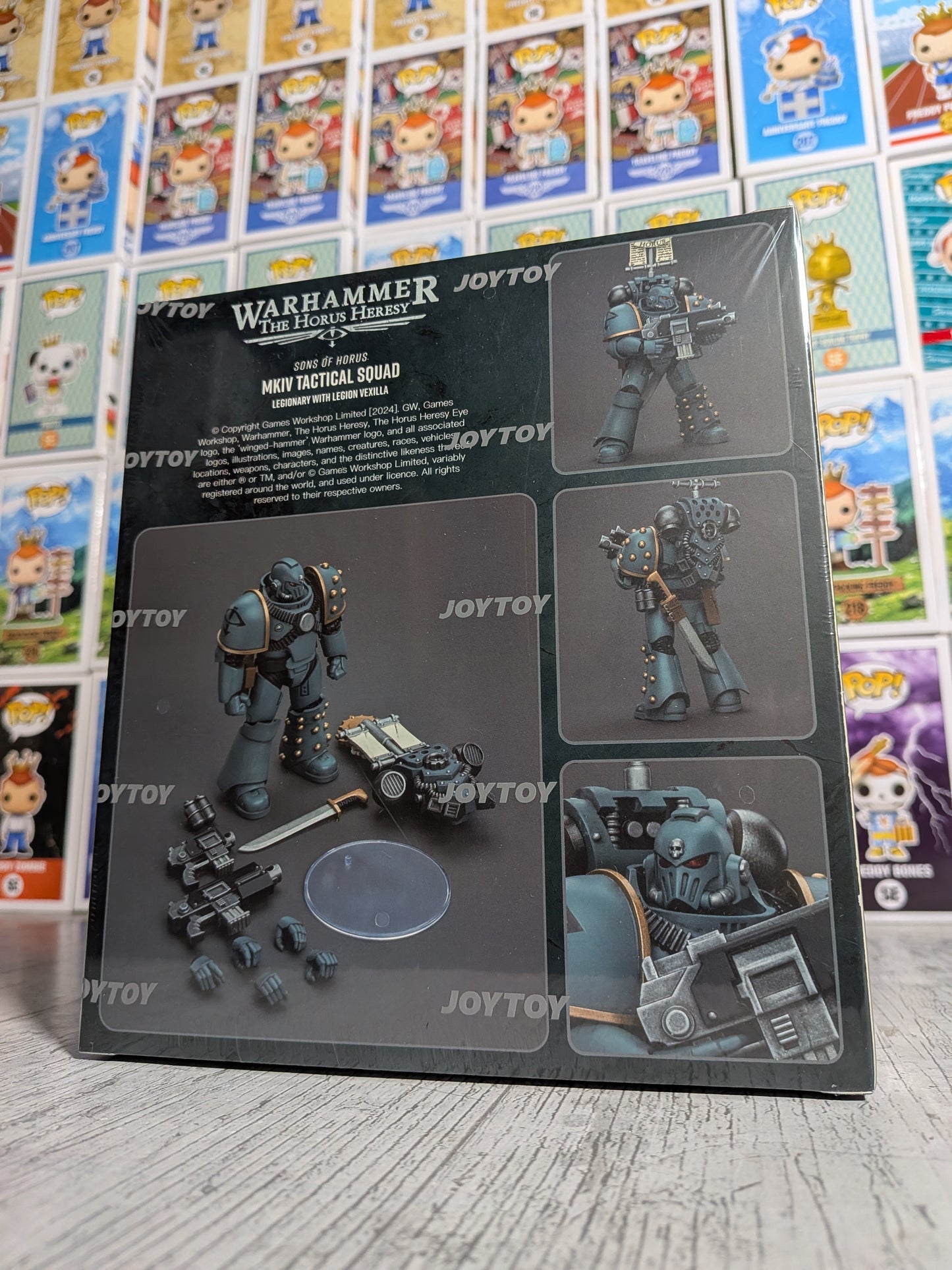 JoyToy Warhammer The Horus Heresy - Sons of Horus MKIV Tactical Squad Legionary with Legion Vexilla 1/18 (12cm)