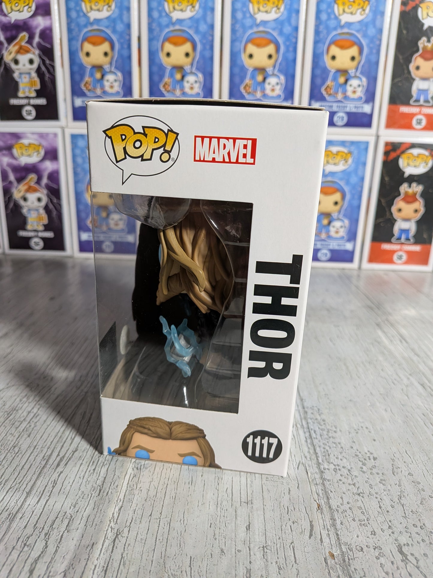 Funko Pop Marvel Studios Avengers Endgame #1117 – Thor (CCE/Glow/Geöffnet/Beschädigter Kunststoff)