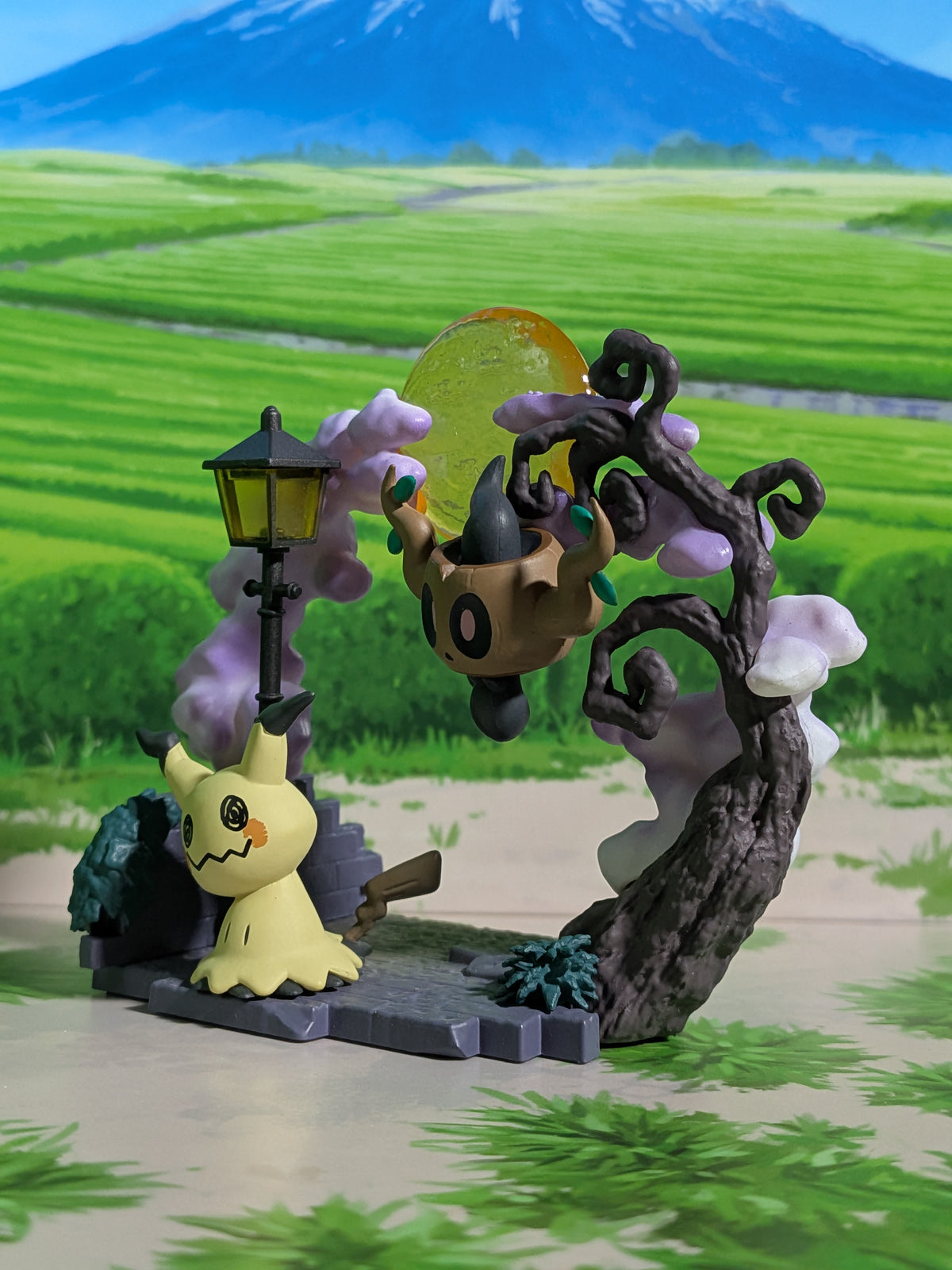 Re-Ment Pokémon Circular Diorama Collection 2 - Mimiqui & Brocélôme | Mimikyu & Phantump (~10cm)