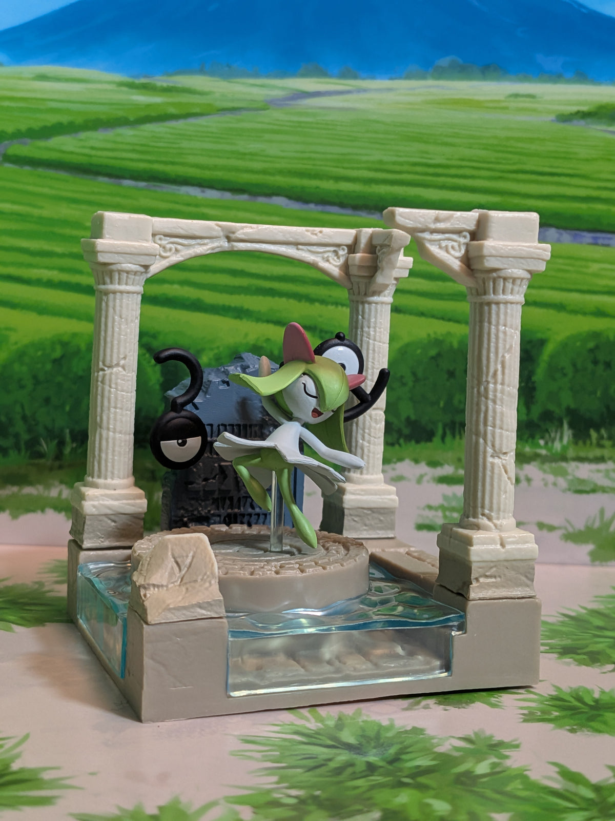 Re-Ment Pokémon: Diorama Collection - Ancient Castle Ruins - Kirlia & Zarbi | Kirlia & Unown | Kilia & Anōn (~10cm)