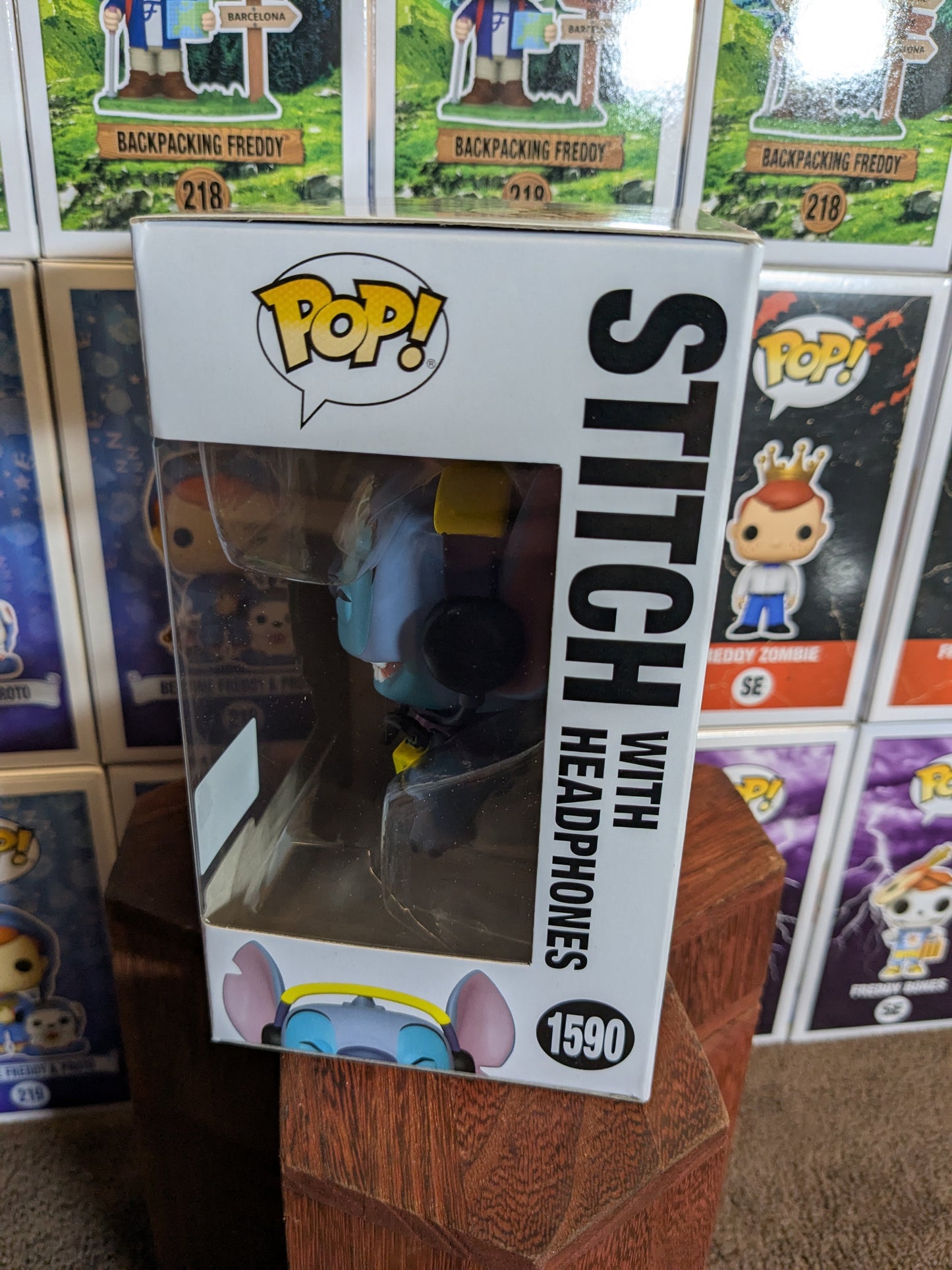 Funko pop 1590 : Stitch with Headphones (Supreme/9500PCS)