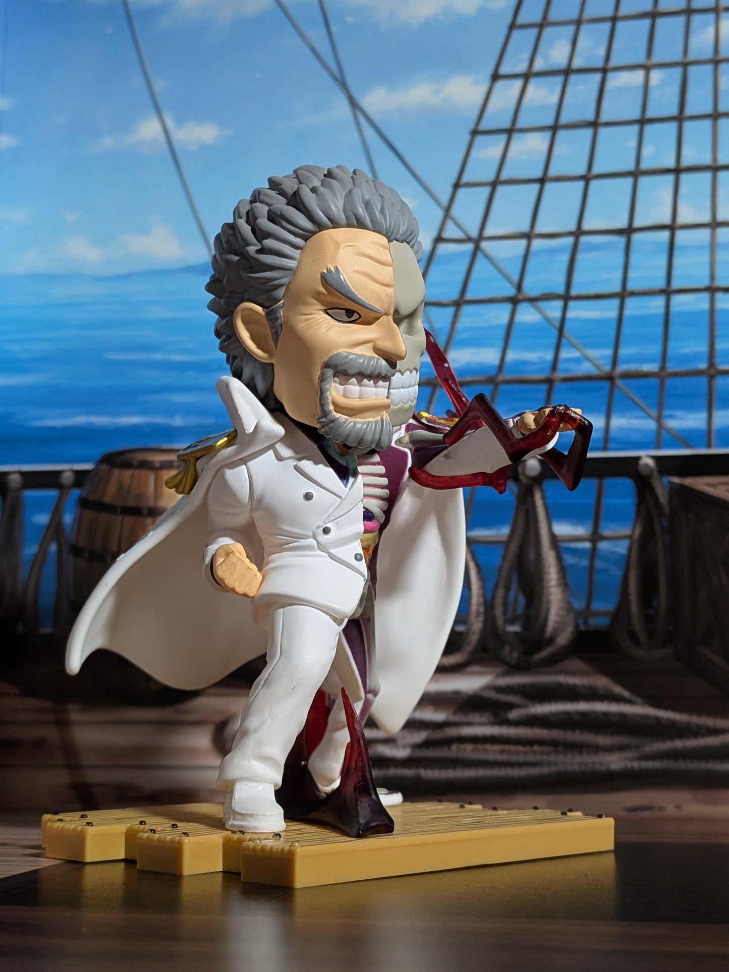 Mighty Jaxx - One Piece Freeny's Hidden Dissectibles Marines Edition - Monkey D. Garp (~10cm)