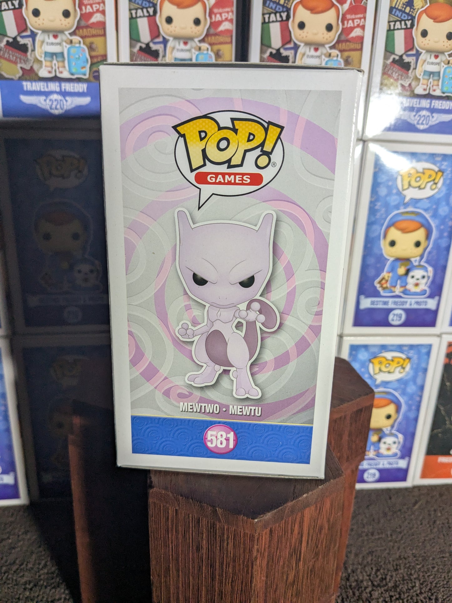 Funko pop 581 : Mewtwo (Flocked)