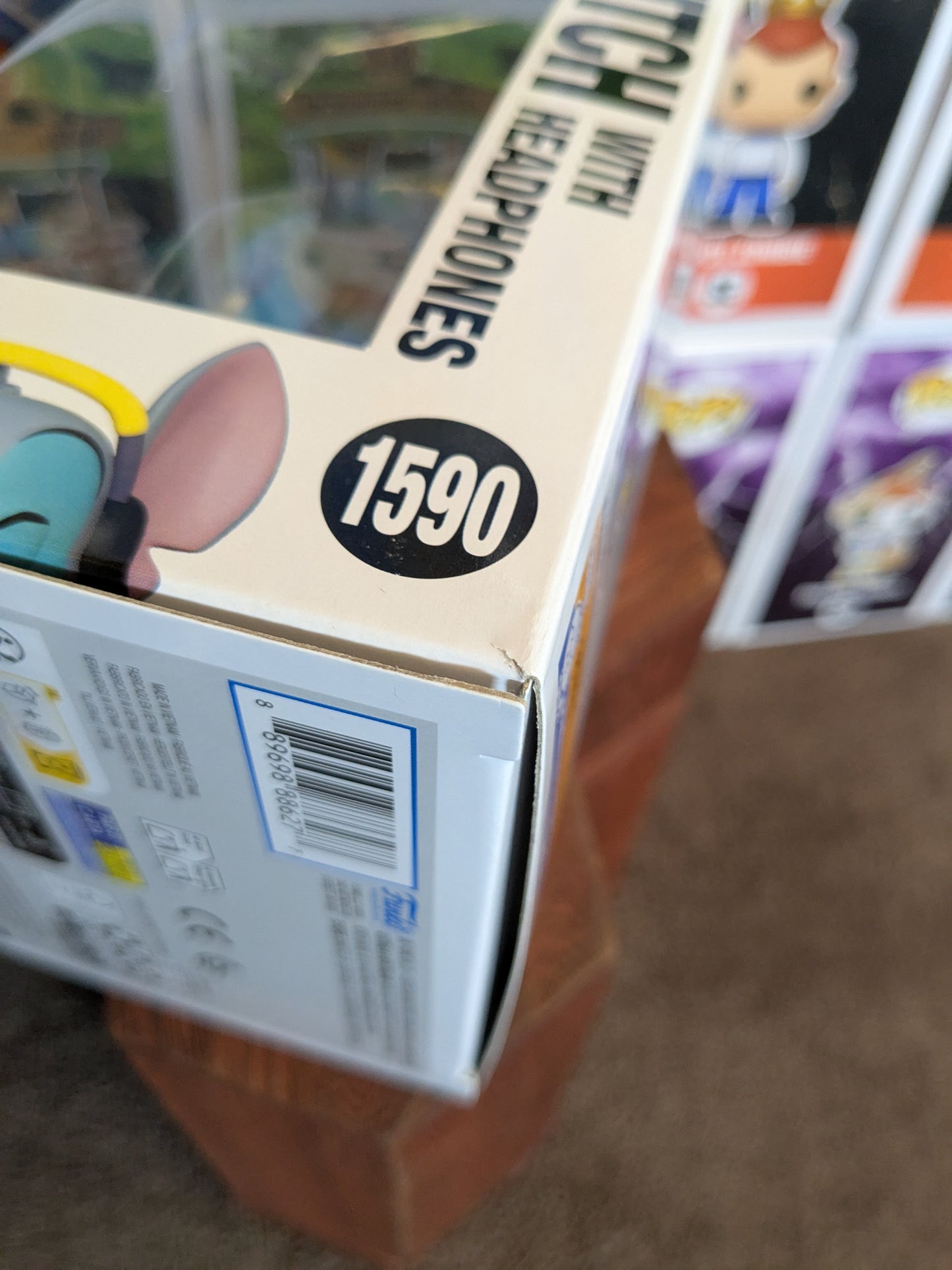 Funko pop 1590 : Stitch with Headphones (Supreme/9500PCS)