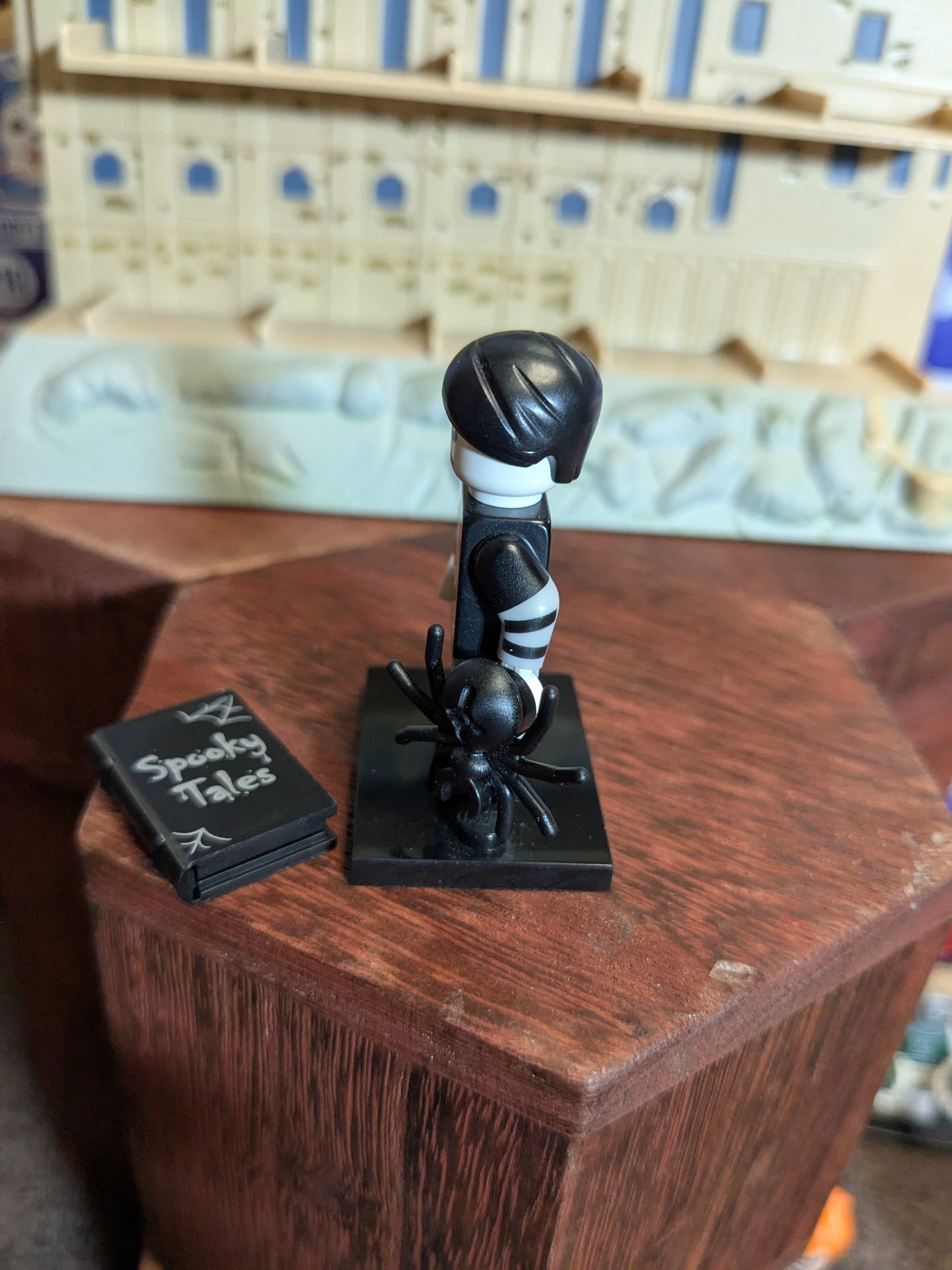 Lego Minifigures : Spooky Boy