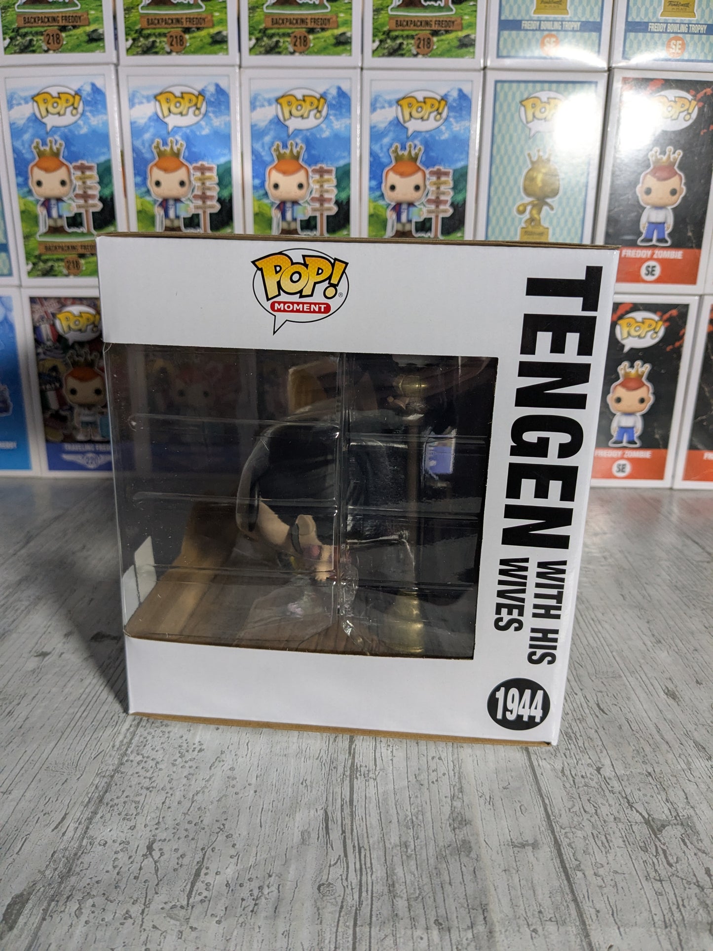 Funko pop Demon Slayer #1944 - Tengen with his Wives (SC2025/Damaged Box/Opened)