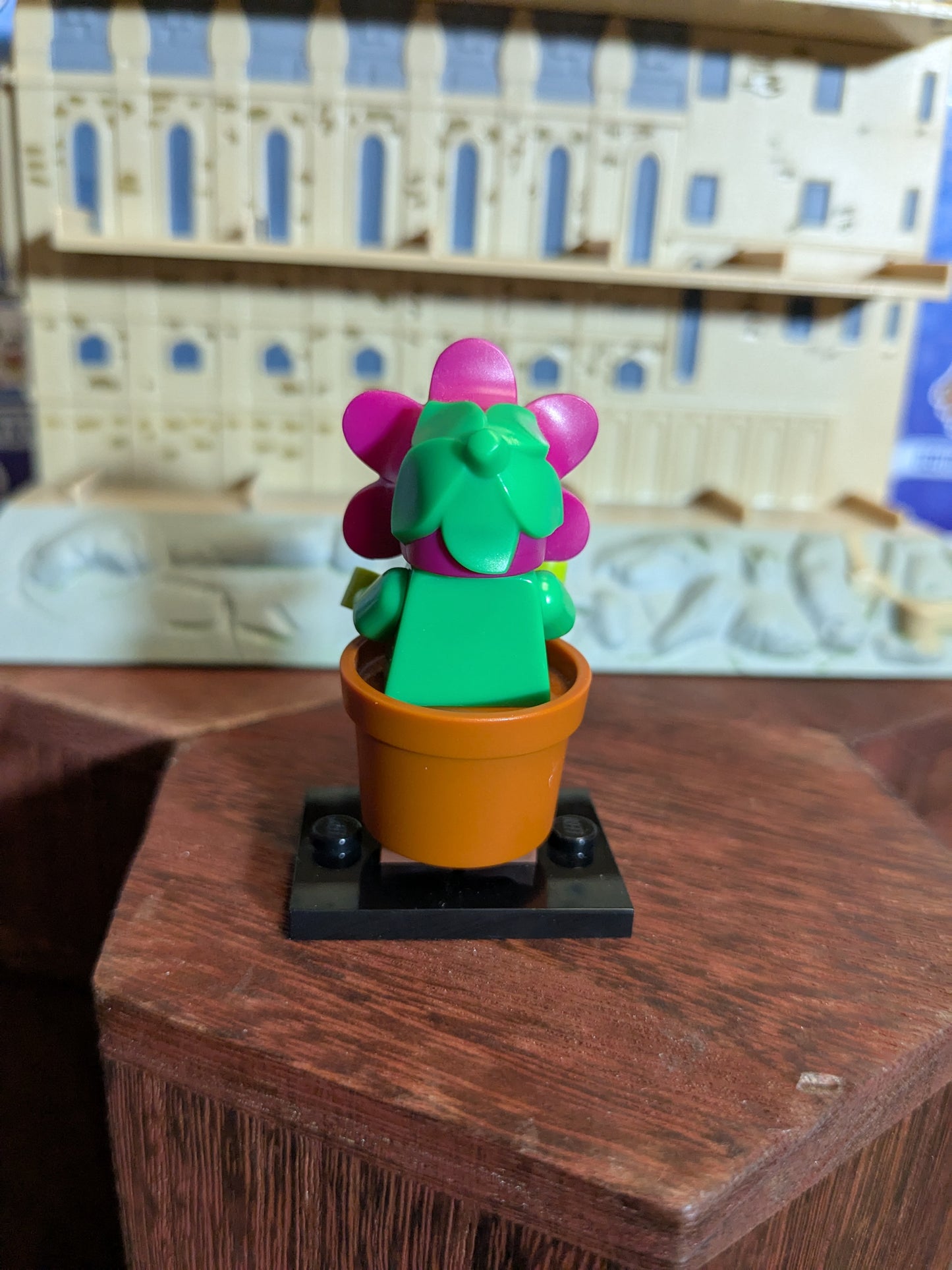Lego Minifigures : Flowerpot Girl