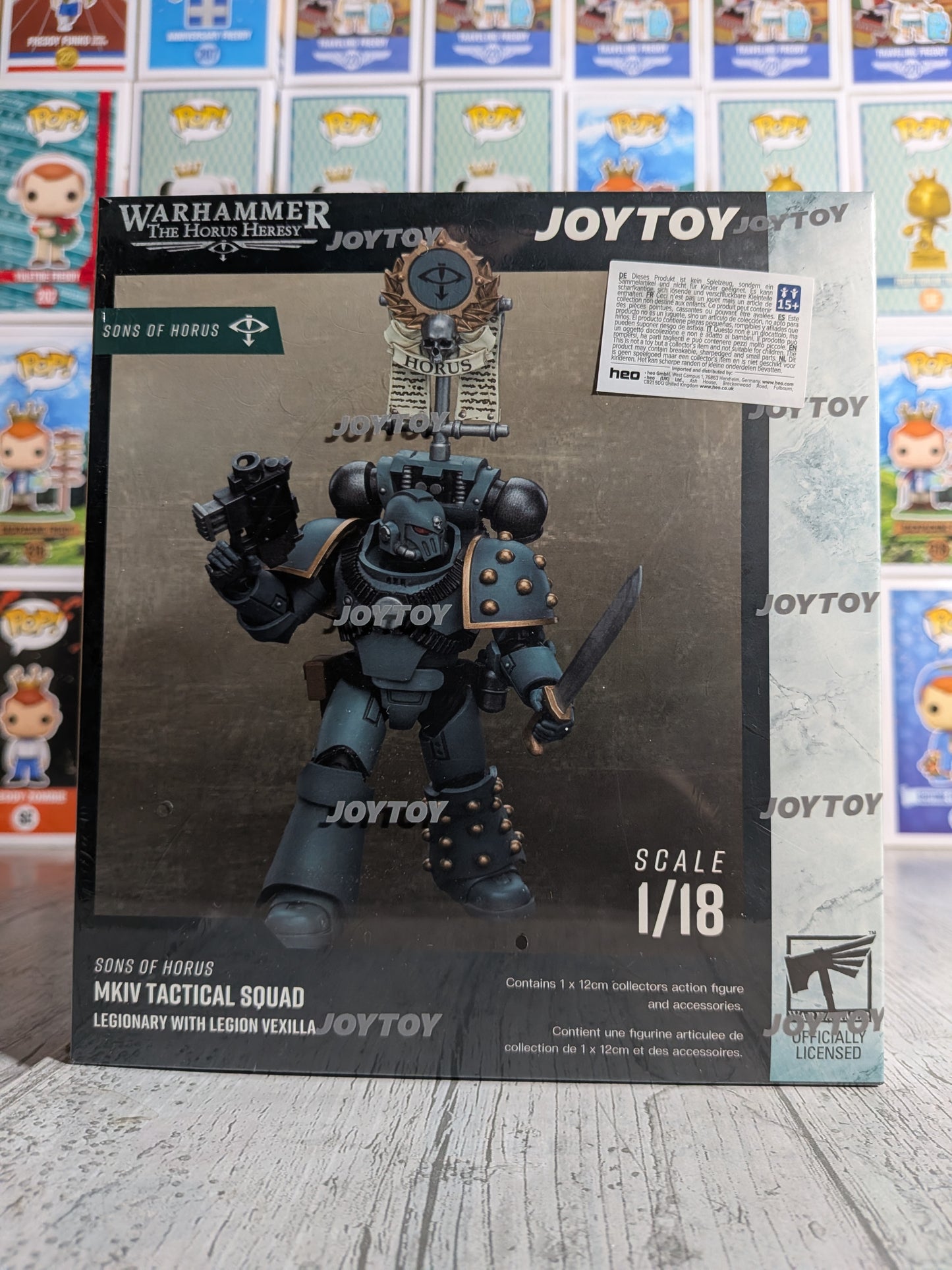 JoyToy Warhammer The Horus Heresy - Sons of Horus MKIV Tactical Squad Legionary with Legion Vexilla 1/18 (12cm)