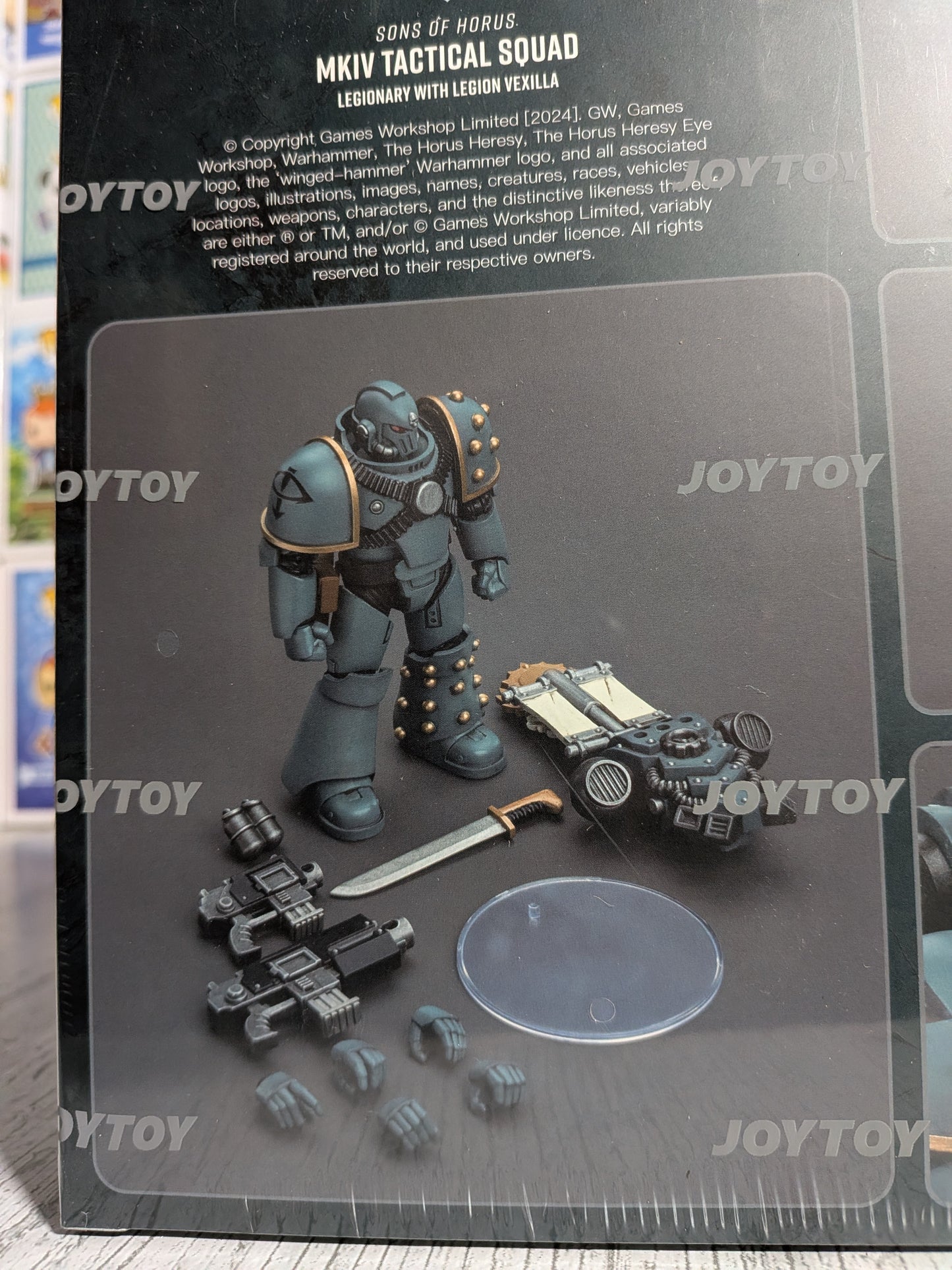 JoyToy Warhammer The Horus Heresy - Sons of Horus MKIV Tactical Squad Legionary with Legion Vexilla 1/18 (12cm)