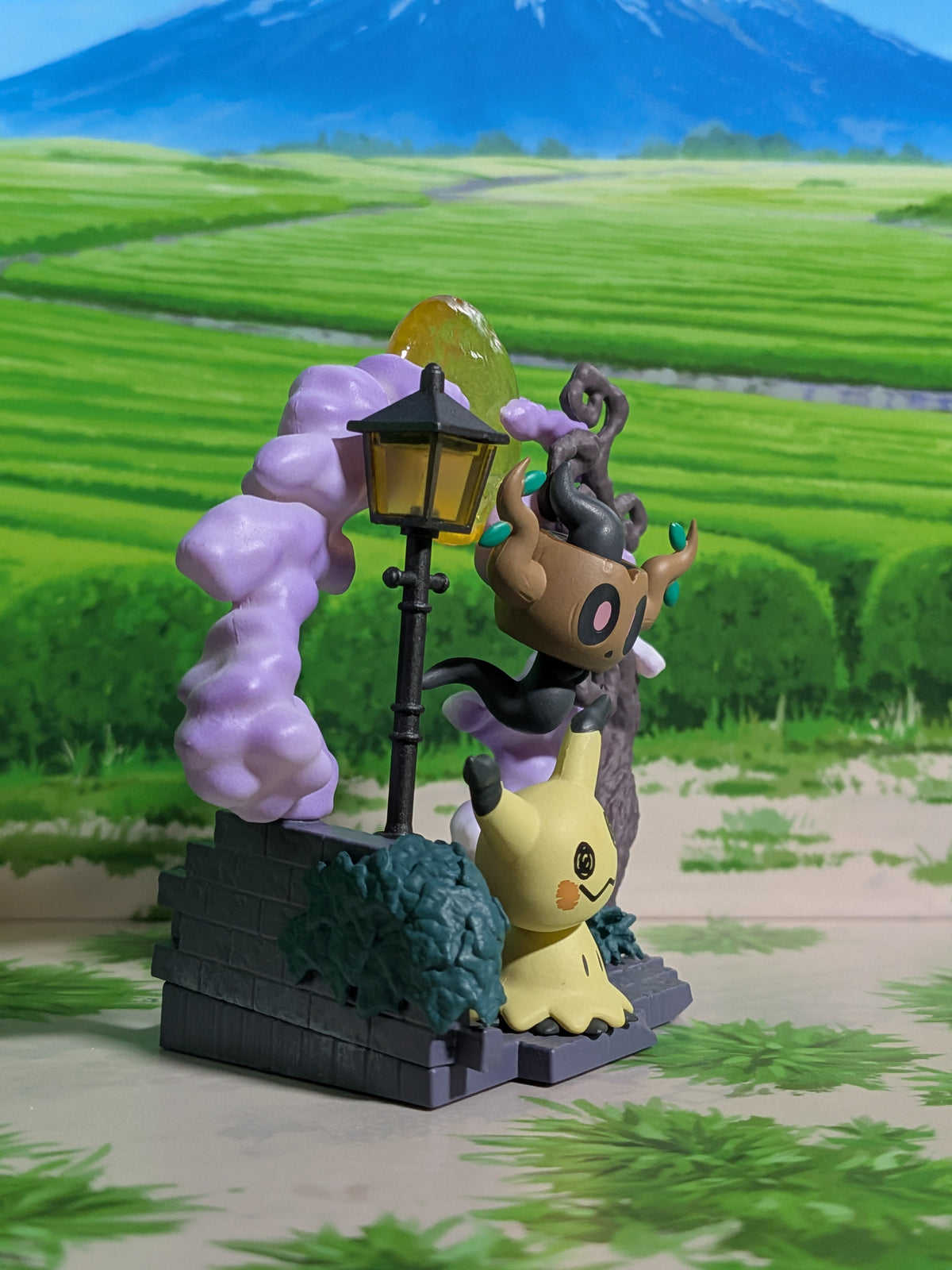 Re-Ment Pokémon Circular Diorama Collection 2 - Mimiqui & Brocélôme | Mimikyu & Phantump (~10cm)