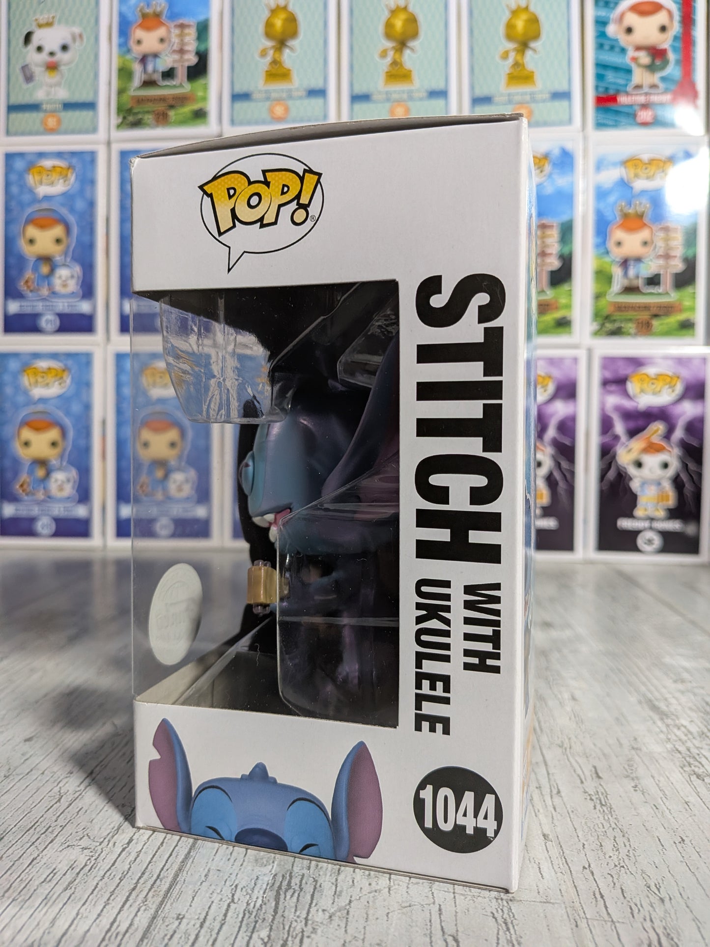 Funko pop Disney #1044 - Stitch with Ukulele (Pearlescent)