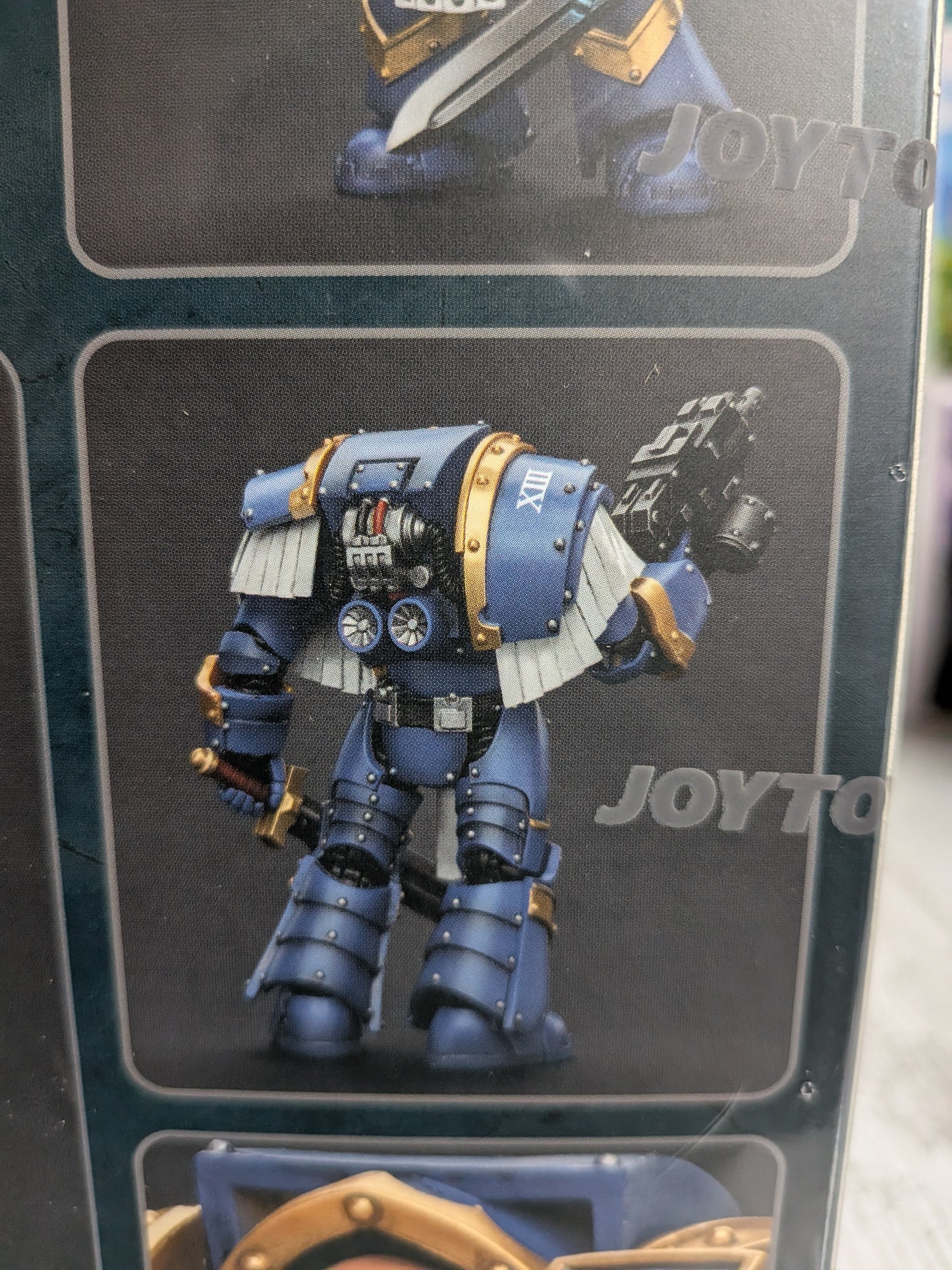 JoyToy Warhammer The Horus Heresy – Ultramarines Cataphractii Terminator Sergeant mit Energieschwert (13,6 cm)