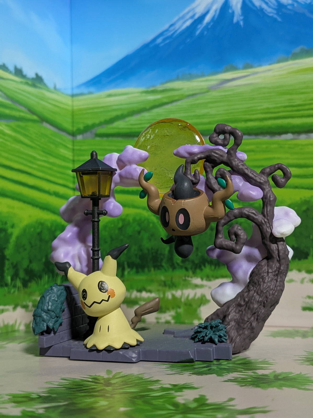 Re-Ment Pokémon Circular Diorama Collection 2 - Mimiqui & Brocélôme | Mimikyu & Phantump (~10cm)