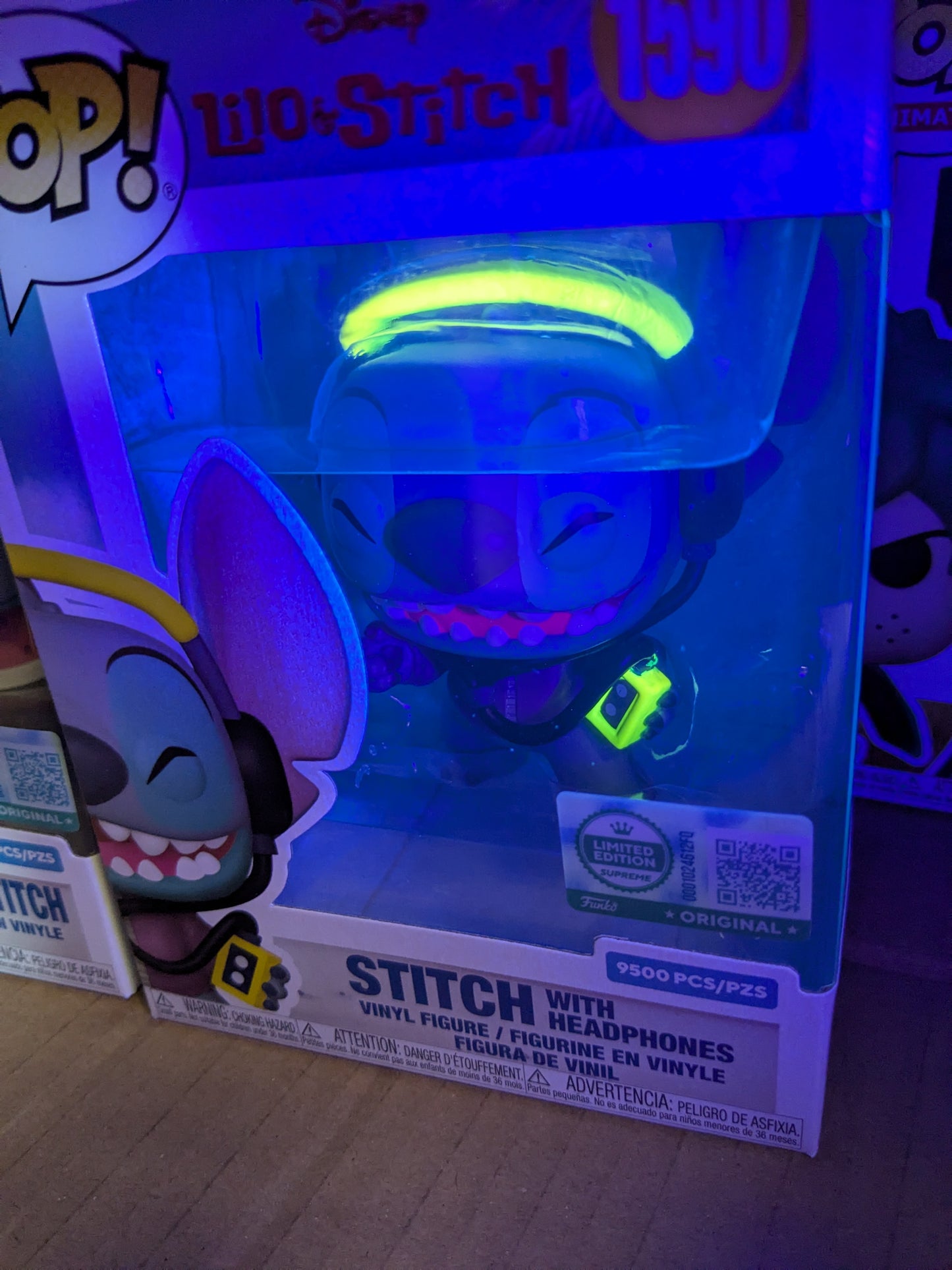 Funko pop 1590 : Stitch with Headphones (Supreme/9500PCS)