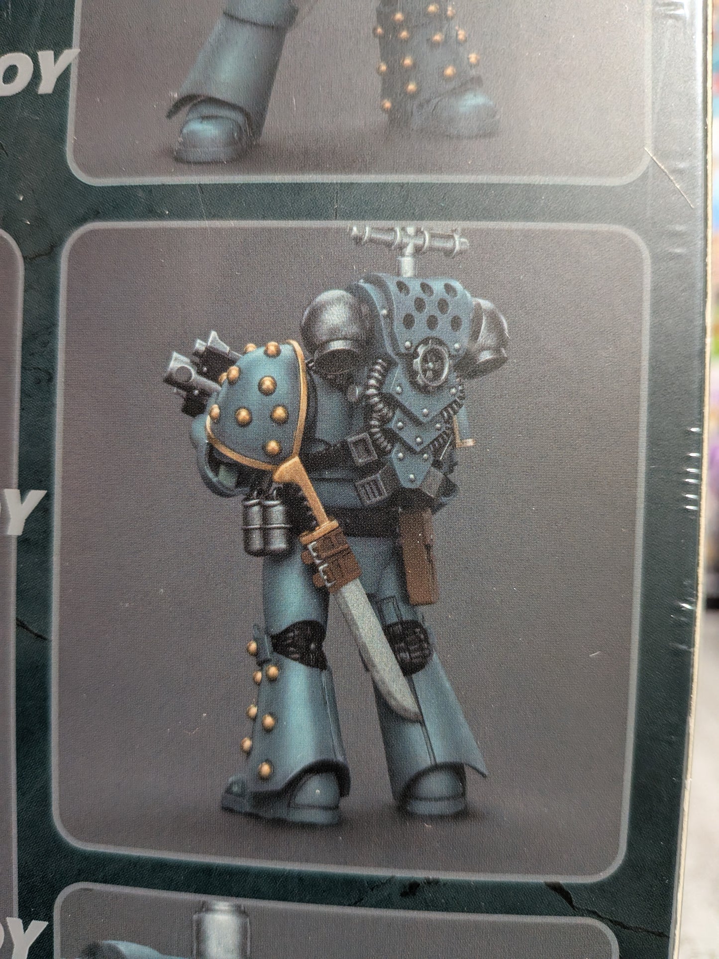 JoyToy Warhammer The Horus Heresy - Sons of Horus MKIV Tactical Squad Legionary with Legion Vexilla 1/18 (12cm)