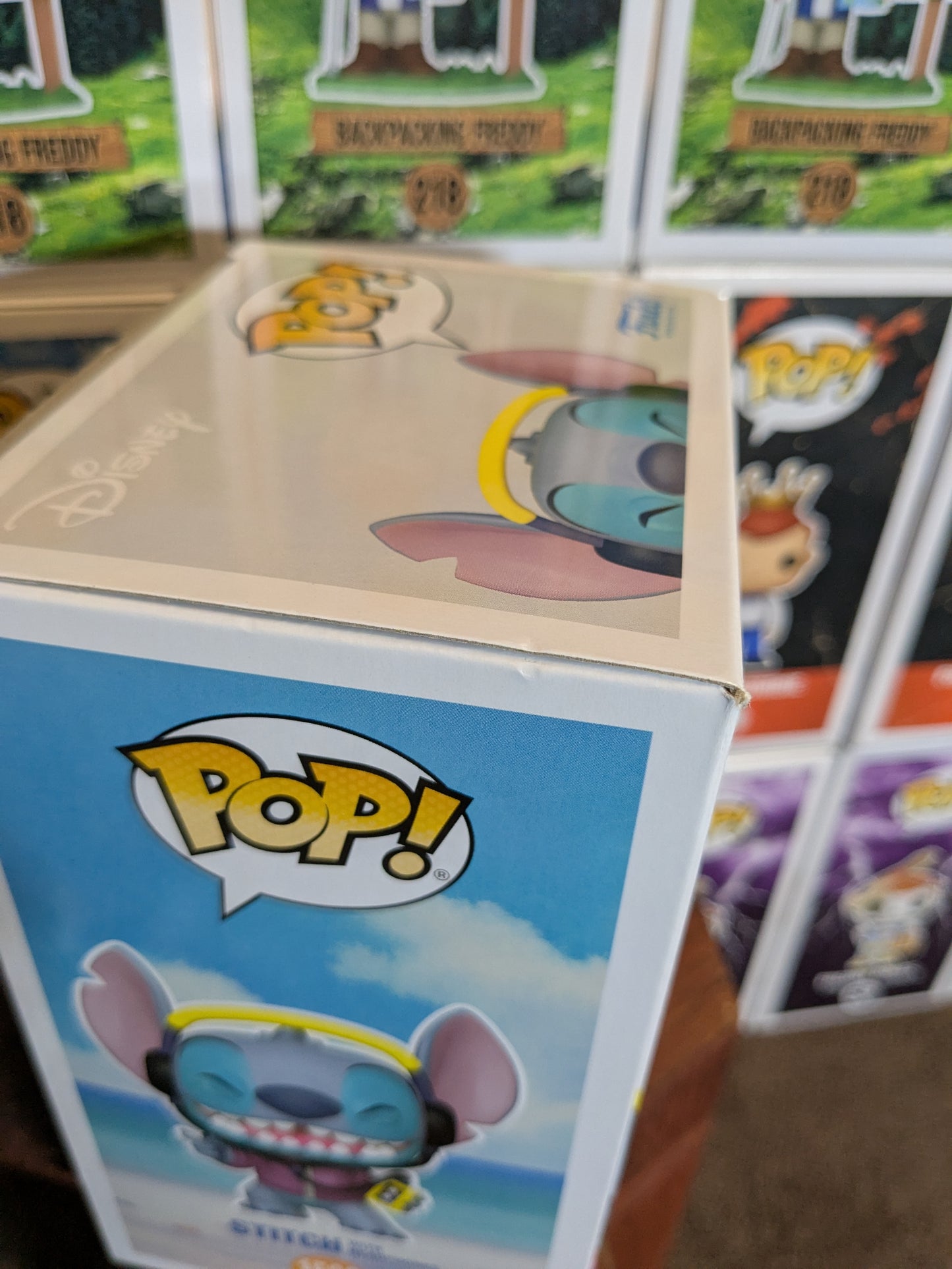 Funko pop 1590 : Stitch with Headphones (Supreme/9500PCS)