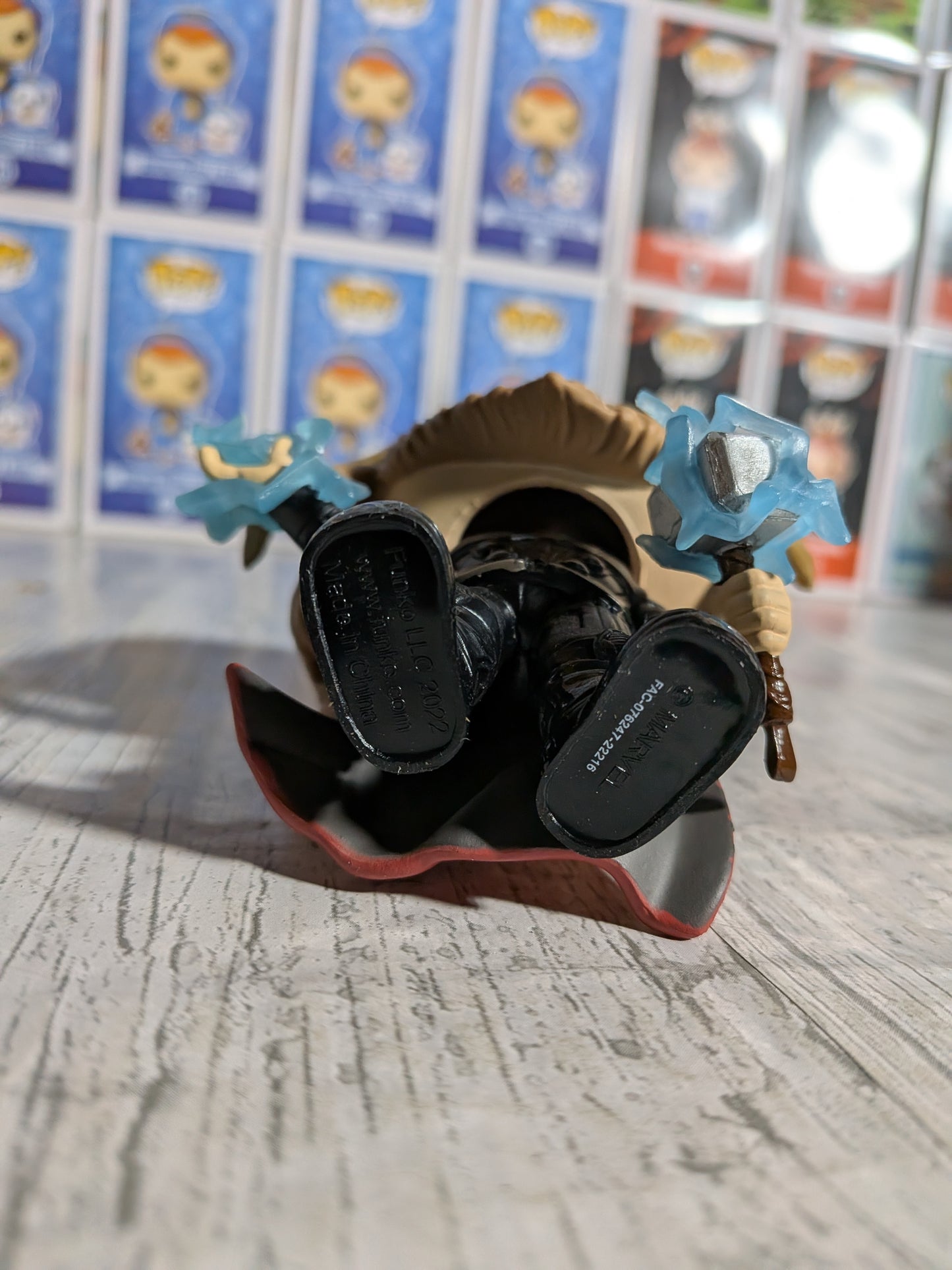 Funko Pop Marvel Studios Avengers Endgame #1117 – Thor (CCE/Glow/Geöffnet/Beschädigtes Plastik)