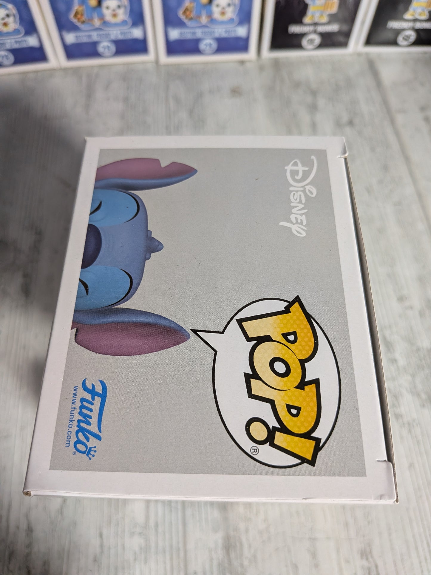 Funko pop Disney #1044 - Stitch with Ukulele (Pearlescent)